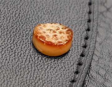 Mléčné jantarové kování